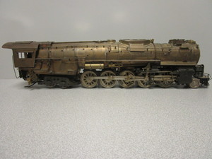 lot 101 image: VINTAGE O-SCALE BRASS SANTA FE 2-10-4 STEAM LOCOMOTIVE ONLY NO TENDER