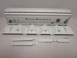 lot 133 image: WEAVER O-SCALE GREAT NORTHERN COVERED HOPPER