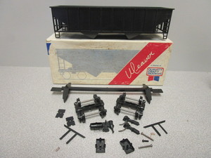 lot 139 image: WEAVER O-SCALE UNDECORATED 36 RIBBED 2-BAY OPEN HOPPER