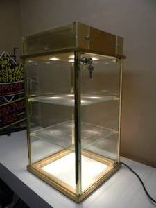 lot 2 image: VINTAGE GLASS BARON LIGHTED LOCKABLE 3 TIER DISPLAY CASE - VERY COOL PIECE - APPROX 32 BY 16 BY 16 - SEE PICTURES