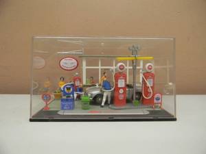 lot 34 image: VINTAGE SCHUCO DIORAMA WORKSHOP DISPLAY BOX - APPROX 143 SCALE - NICE - SEE PICTURES