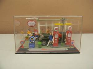 lot 35 image: VINTAGE SCHUCO DIORAMA WORKSHOP DISPLAY BOX - APPROX 143 SCALE - NICE - SEE PICTURES