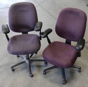 lot 42 image: (2) Rolling Desk Chairs
