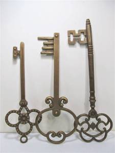 lot 41 image: Set of 3 HUGE Solid Brass Key Wall Hangings