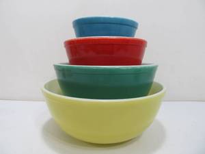lot 146 image: Vintage PYREX NestingMixing Bowl Primary Set