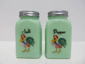 lot 149 image: Jadeite Salt & Pepper Shaker Set wRoosters