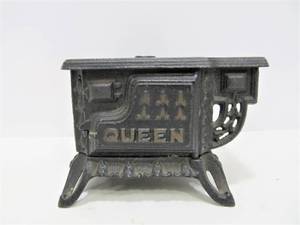 lot 154 image: Vintage Cast Iron QUEEN Toy Stove