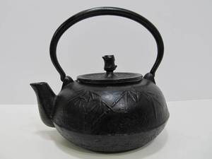 lot 60 image: Signed Vintage Japanese Cast Iron Teapot