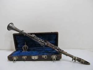 lot 101 image: Early Vintage ZENITH Clarinet wCase - Whittle Music Company