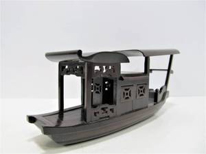 lot 114 image: Carved Wood Vintage Chinese River Boat