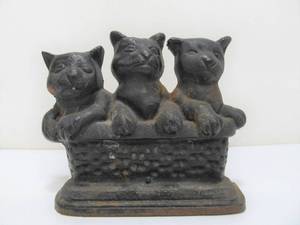 lot 171 image: Antique Cast Iron Kittens Doorstop