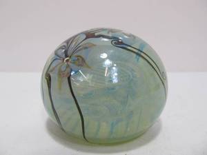 lot 209 image: Very Nice Signed Vintage Art Glass Paperweight - Zephyr Studios