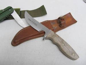 lot 190 image: 2 Hunting Camping Knives wSheaths