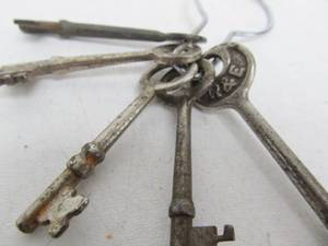 lot 192 image: Set of 4 Antique Skeleton Keys