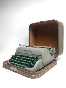 lot 285 image: Nice Vintage Remington Rand Quiet-Riter Portable Typewriter