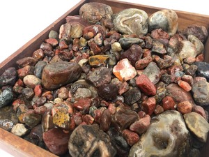 lot 355 image: Large Lot of Raw & Partially Polished Agates etc
