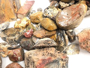 lot 356 image: Lot of Raw & Partially Polished Agates etc