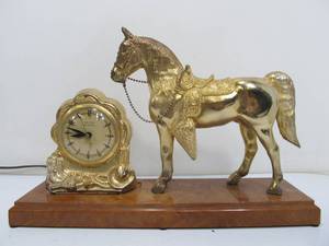 lot 316 image: Nice Vintage1950s Era United Gold Horse Carriage Clock