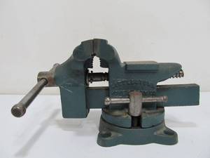 lot 334 image: Vintage Littlestown No. 112 Swivel Vise