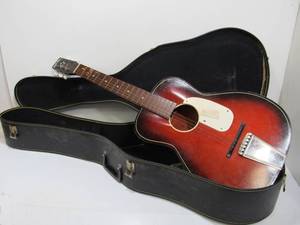 lot 342 image: Vintage Five Star Acoustic Guitar wCase