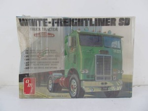 lot 74 image: AMT White-Freightliner SD Semi Truck 