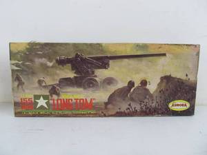 lot 256 image: Vintage Aurora 155mm Long Tom Gun