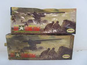 lot 217 image: Group of 2 Vintage Aurora 155mm Long Tom Gun Models