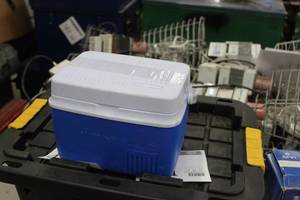 lot 450 image: Rubbermaid Personal Chest Cooler