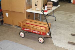 lot 476 image: Radio Flyer Trav-Ler Little Red Wagon