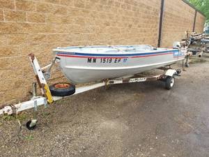lot 1 image: 14 Alumacraft Fishing Boat, 1981 Shorelandr Single Axle Boat Trailer