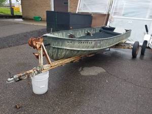 lot 2 image: 13 Fishing Boat, Single Axle Boat Trailer