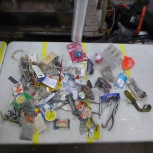 lot 289 image: Fishing Tackle (in original packaging)  with Scrapers, String, De-Hookers