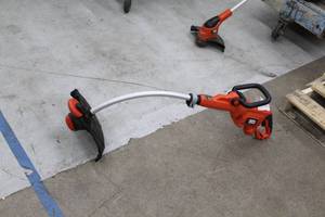 lot 62 image: Black & Decker 14 Electric Trimmer