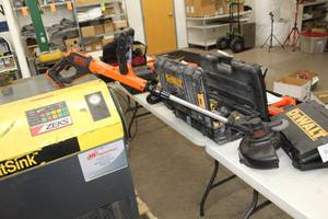 lot 63 image: Black & Decker 20V Cordless Trimmer