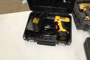 lot 69 image: DeWalt DC750 9.6V Cordless Adjustable Clutch 38 DrillDriver VSR  with Battery, Charger and Plastic Case