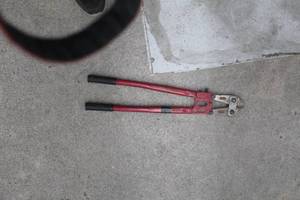 lot 104 image: Bolt Cutters 24L