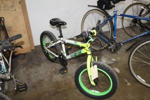 lot 223 image: Avigo Skramble Boys 15 Trail Bike with 14 WhiteYellowLime Green Frame