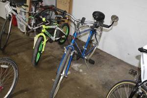 lot 225 image: Schwinn Mens 24 Road Bike with 20 Blue Frame