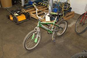 lot 226 image: Magna Boys 16 Trail Bike with 14 Bright Green Frame