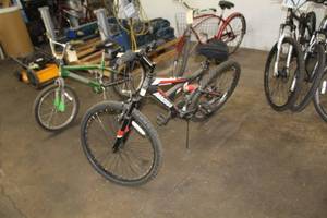 lot 228 image: Magna Outreach Mens 22 Trail Bike with 18 Grey Frame