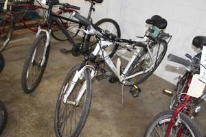 lot 231 image: Raleigh Mens 25 Road Bike with 22 White Frame