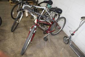 lot 233 image: Mongoose Threshold Boys 22 Trail Bike with 20 Red Frame