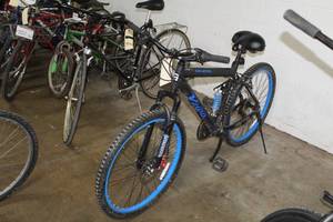lot 247 image: Genesis V2100 Mens 22 Trail Bike with 22 Aluminum Black Frame