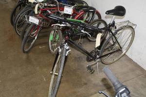 lot 245 image: Schwinn Mens 25 Street Bike with 22 Black Frame