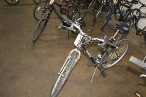 lot 250 image: Magna Glacier Point Mens 23 Road Bike with 22 Green Frame