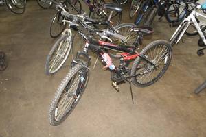 lot 252 image: Mongoose 23 Trail Bike with 18 Black Frame