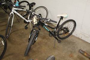 lot 253 image: Trek Girls 21 Trail Bike with 12 Black Frame