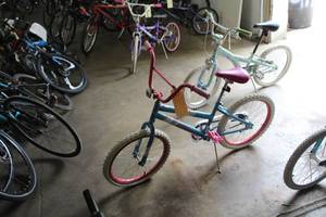lot 258 image: Huffy Girls 17 Trail Bike with 13 Light Blue Frame