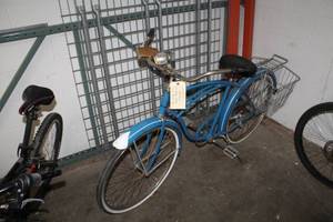 lot 263 image: Mens 22 Street Bike with 21 Blue Frame