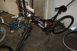 lot 261 image: Mongoose StandOff Mens 22 Trail Bike with 20 Black Frame